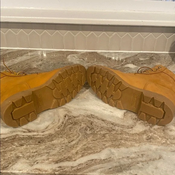 Men’s 9 1/2 timberland boots - Picture 5 of 5